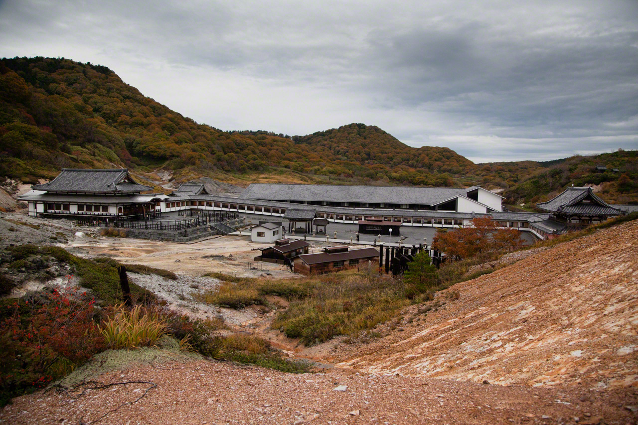 El templo Osore-zan Bodai-ji pertenece a la secta Sōtō. En invierno permanece cerrado por las nevadas.