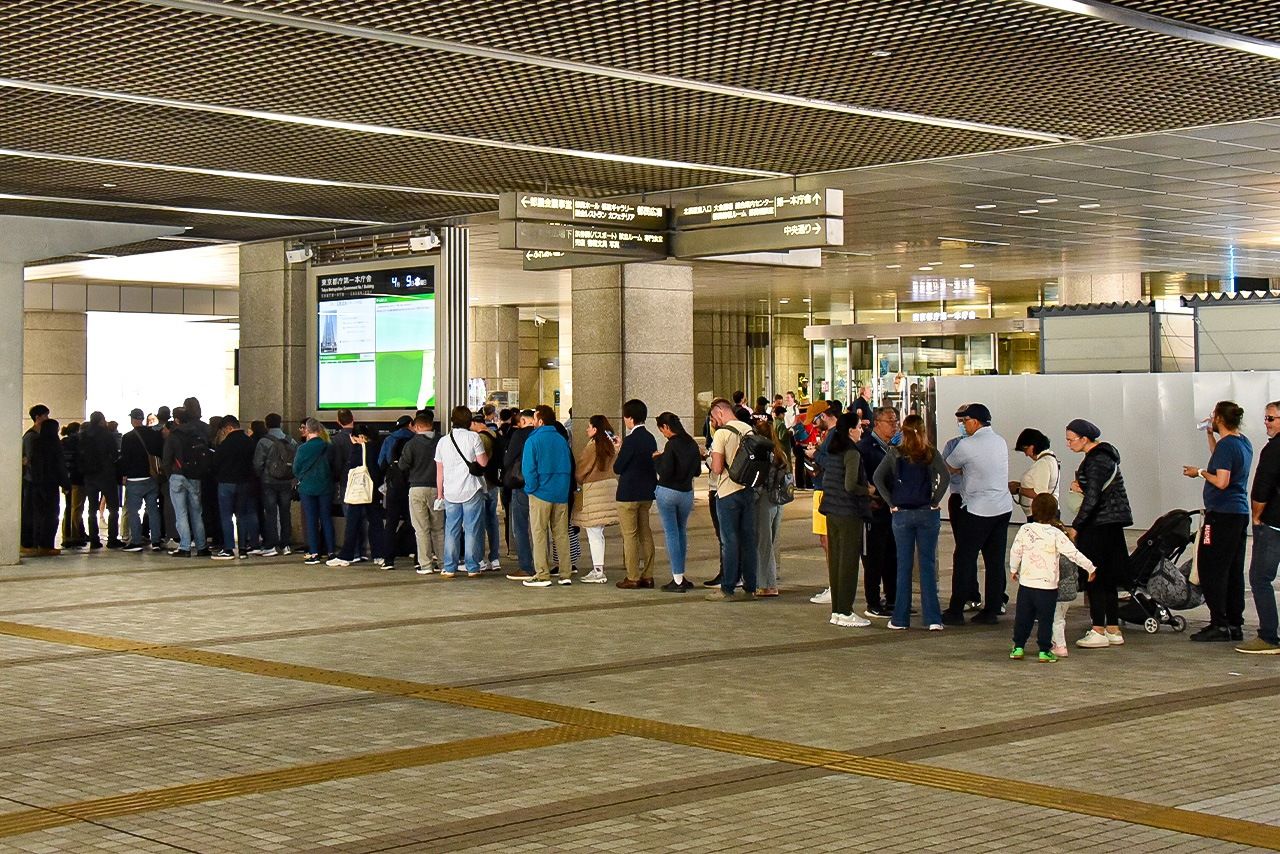 Una larga cola de visitantes esperando a subir al ascensor hasta el mirador panorámico del edificio del Gobierno Metropolitano de Tokio. (© Ogawa Hiroo)