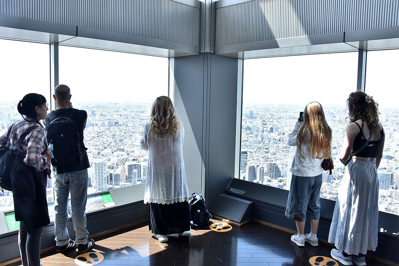 Turistas disfrutando de las vistas desde el mirador. (© Ogawa Hiroo)