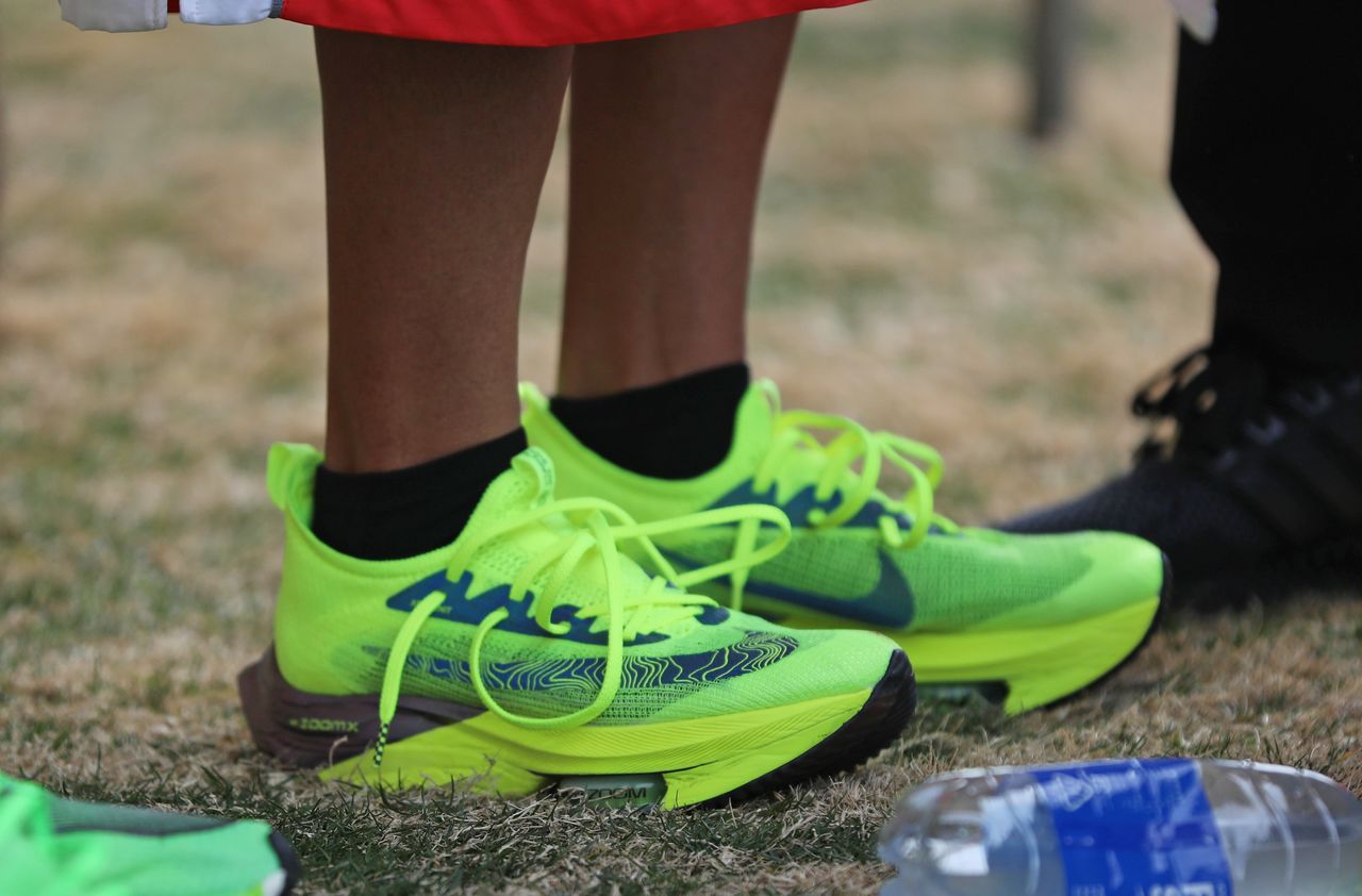 Entender póngase en fila Cubeta Las zapatillas de suela gruesa revolucionan el maratón masculino en Japón |  Nippon.com
