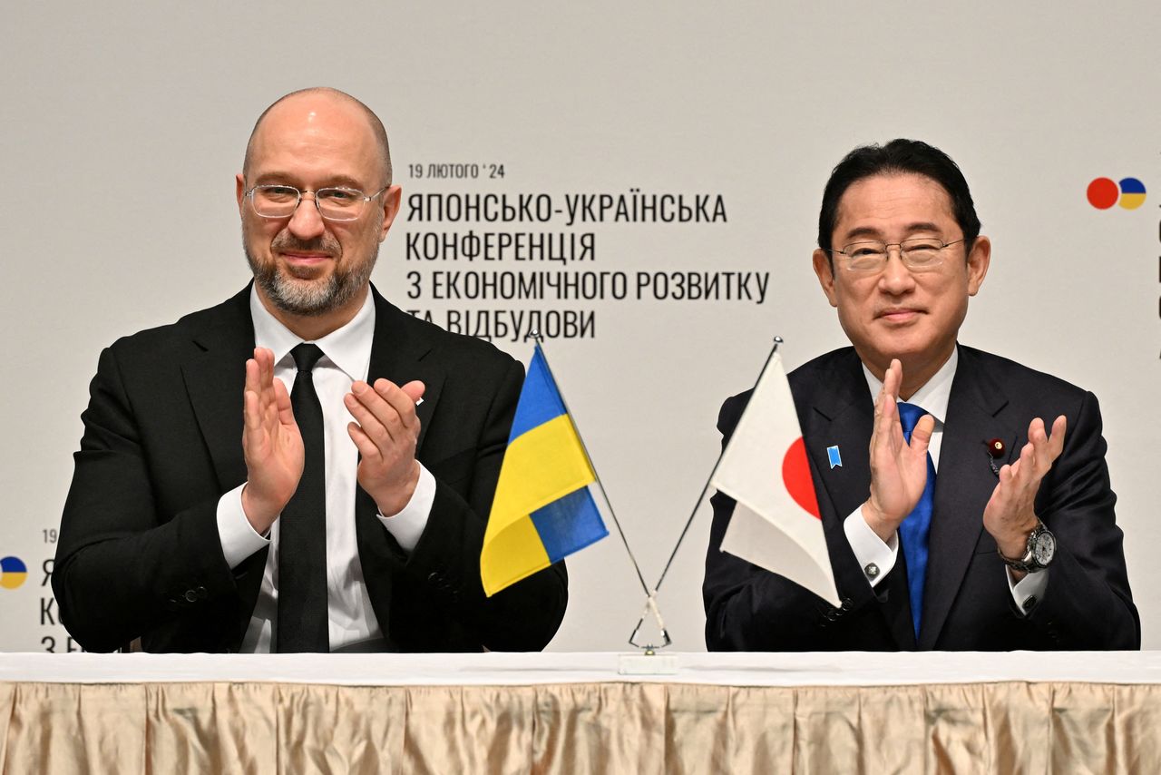 東京で会談中のウクライナのデニス・シミハル首相（左）と岸田首相。  (©ロイター)