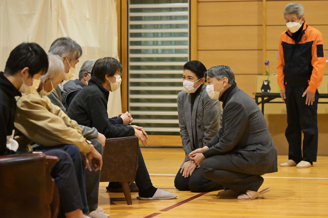 3月22日、石川県珠洲市の体育館で避難者らと懇談​​する徳仁天皇と雅子皇后。  （©時事、プール写真）