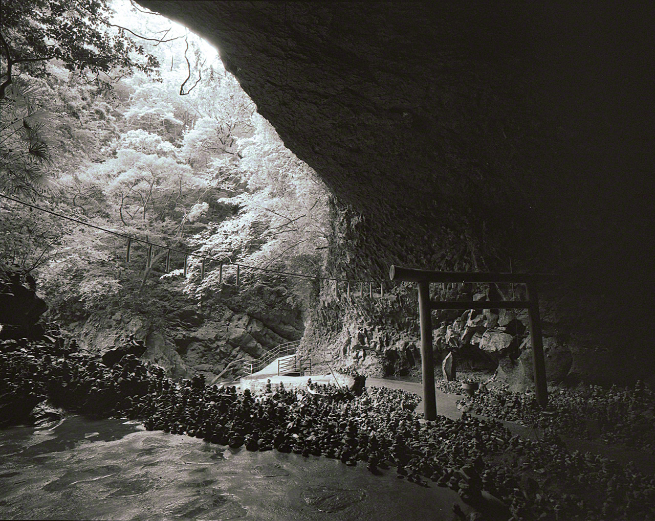 Ama-no-Yasukawara, une grotte sacrée, baignée d'une lumière divine (© Ôsaka Hiroshi)