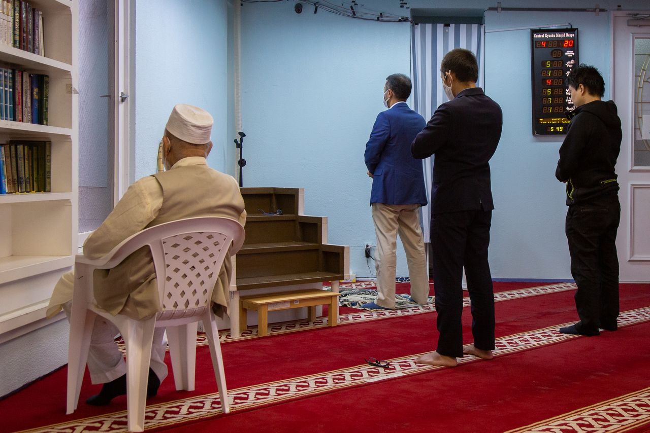 Les musulmans vont prier à la mosquée centrale de Kyûshû, à Beppu, le 9 octobre 1920. La mosquée dessert quelque 300 musulmans vivant dans la région, des étudiants étrangers pour la plupart.