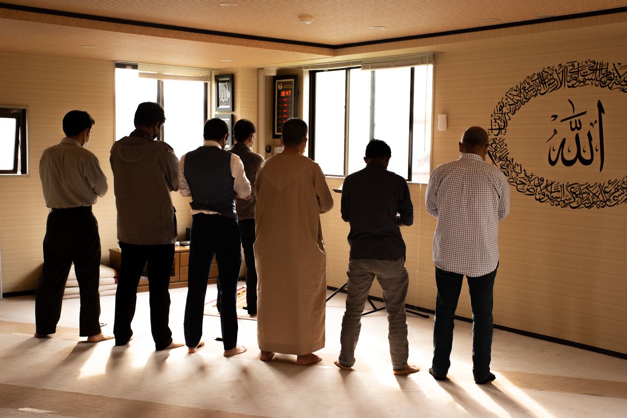Prières à la mosquée Nishi-Chiba, qui fait partie du centre culturel islamique de Chiba. Photo prise le 20 mai 2022.