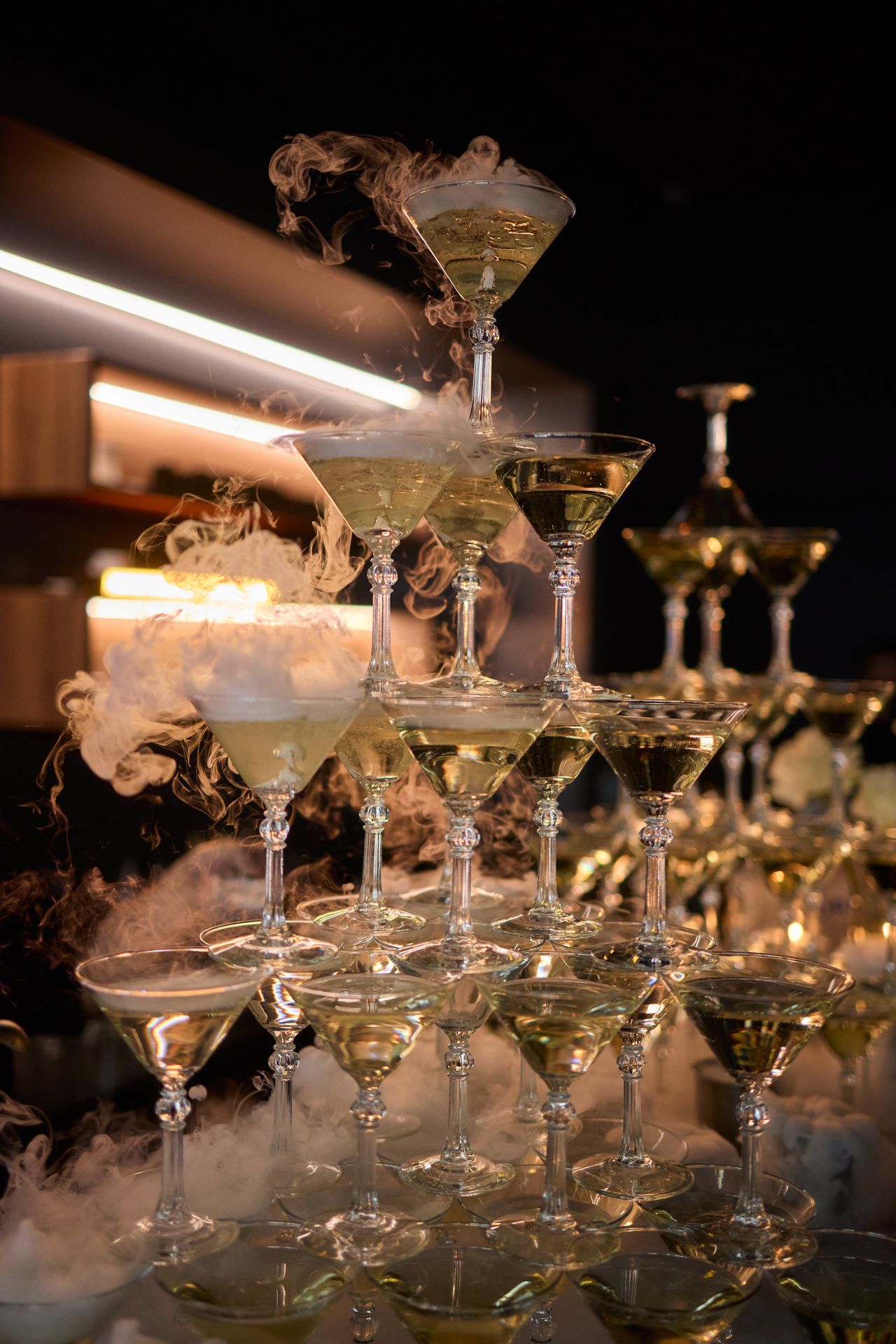 Une « tour de champagne », un moyen classique de veiller à ce que de l’alcool hors de prix continue de couler à flot. (© Pixta)
