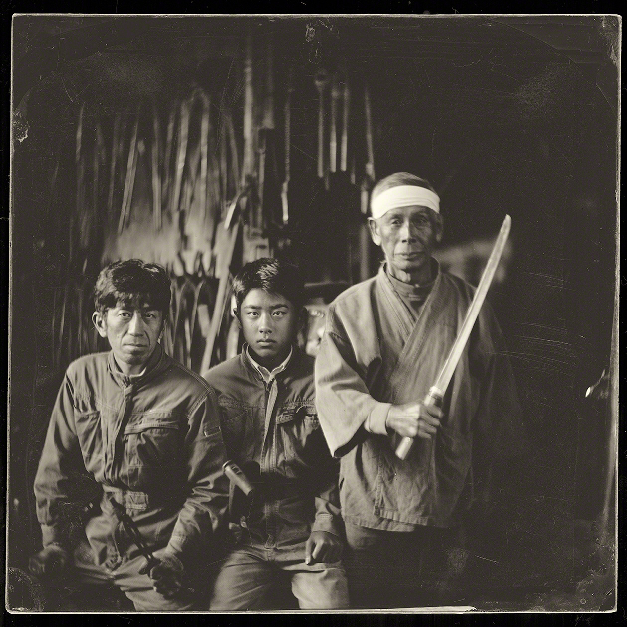 Trois générations de forgerons dans la ville située non loin de Yasugi. La région est reconnue pour la qualité de son artisanat, que ce soit pour la fonte de fer ou la création d’épées de grande qualité.