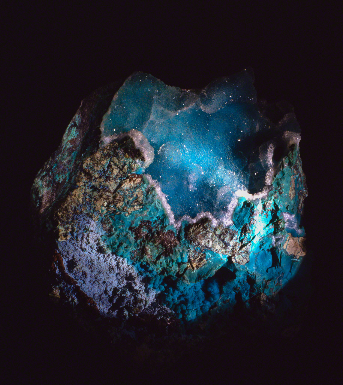 La chrysocolle est un mystérieux minéral qui présente parfois d’étranges ressemblances avec les images de notre planète terre bleue et aqueuse vue de l’espace.