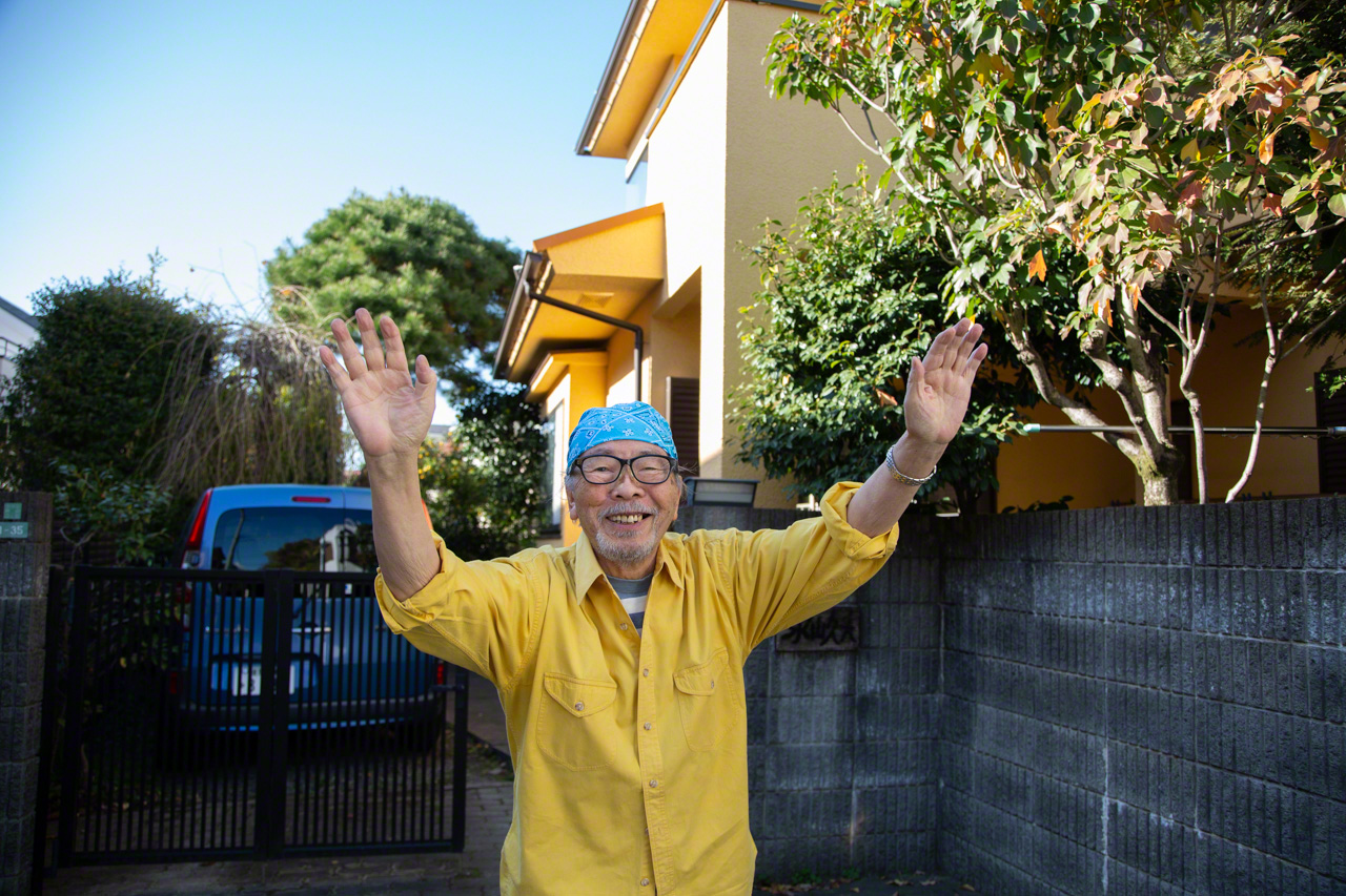 Nagayama Hisao nous fait un si chaleureux accueil, tout de jaune vêtu, devant sa maison couleur soleil.