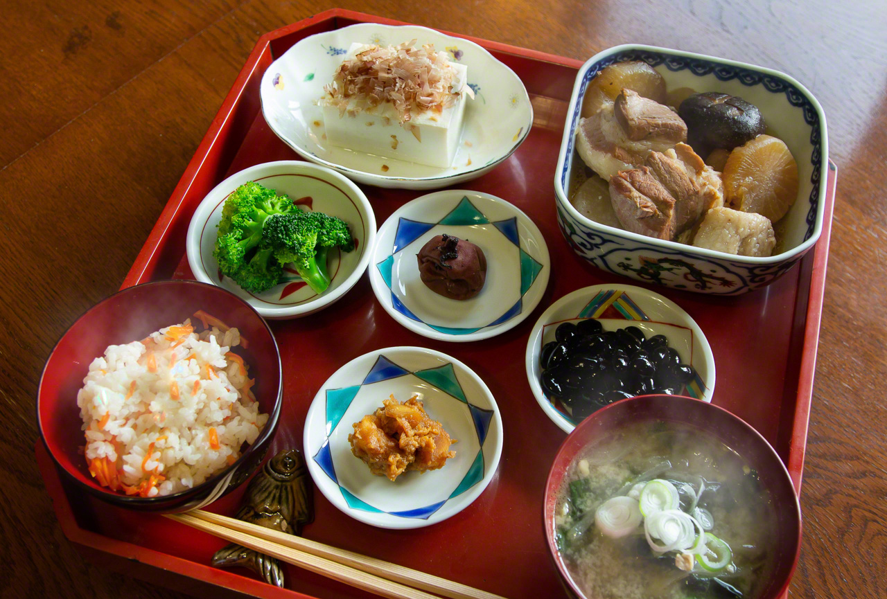 Tout repas a pour base « une soupe et trois petits plats », le reste est à l’envie. Ici le riz blanc a été additionné de beurre, carottes et d’huile de périlla, le miso a été mariné à l’ail.