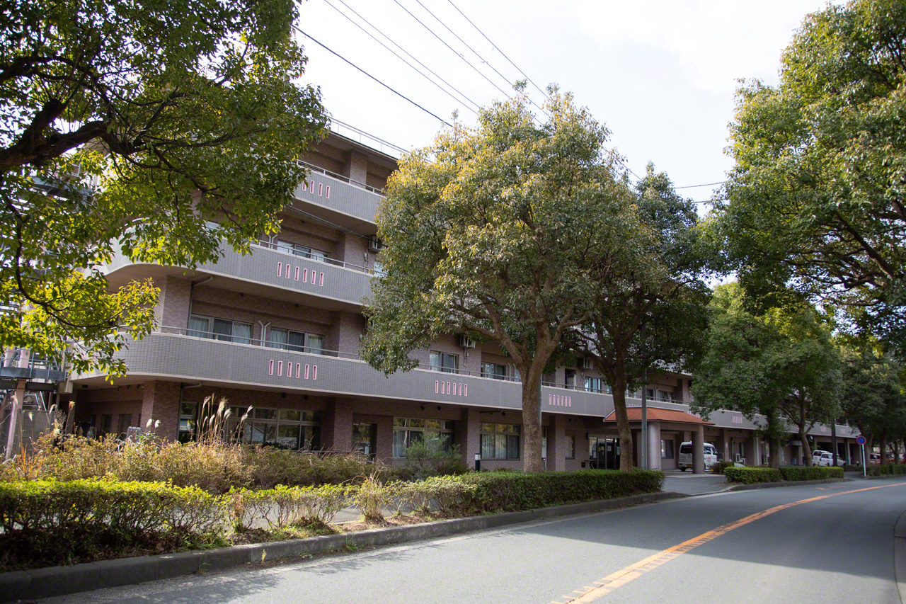 La maison de retraite baptisée Sakura no Sato Yamashina, « Village aux fleurs de cerisier », est un îlot plein de soleil et de verdure.