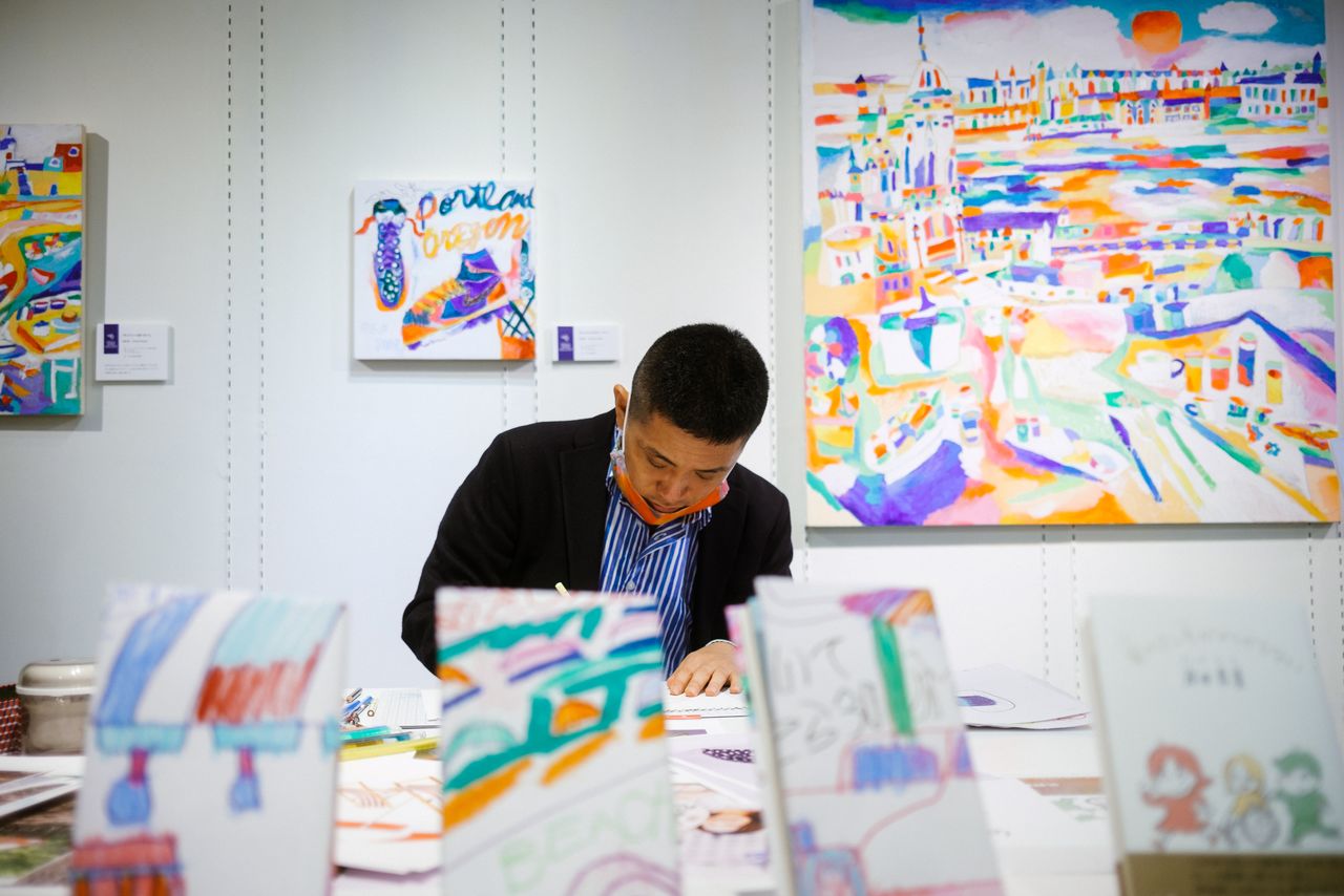 Kinugasa Taisuke, artiste de Heralbony, a peint lors d’un événement organisé dans un grand magasin de Kyoto. Les spectateurs ont été impressionnés par la rapidité de son travail. (Avec l’aimable autorisation de Heralbony)