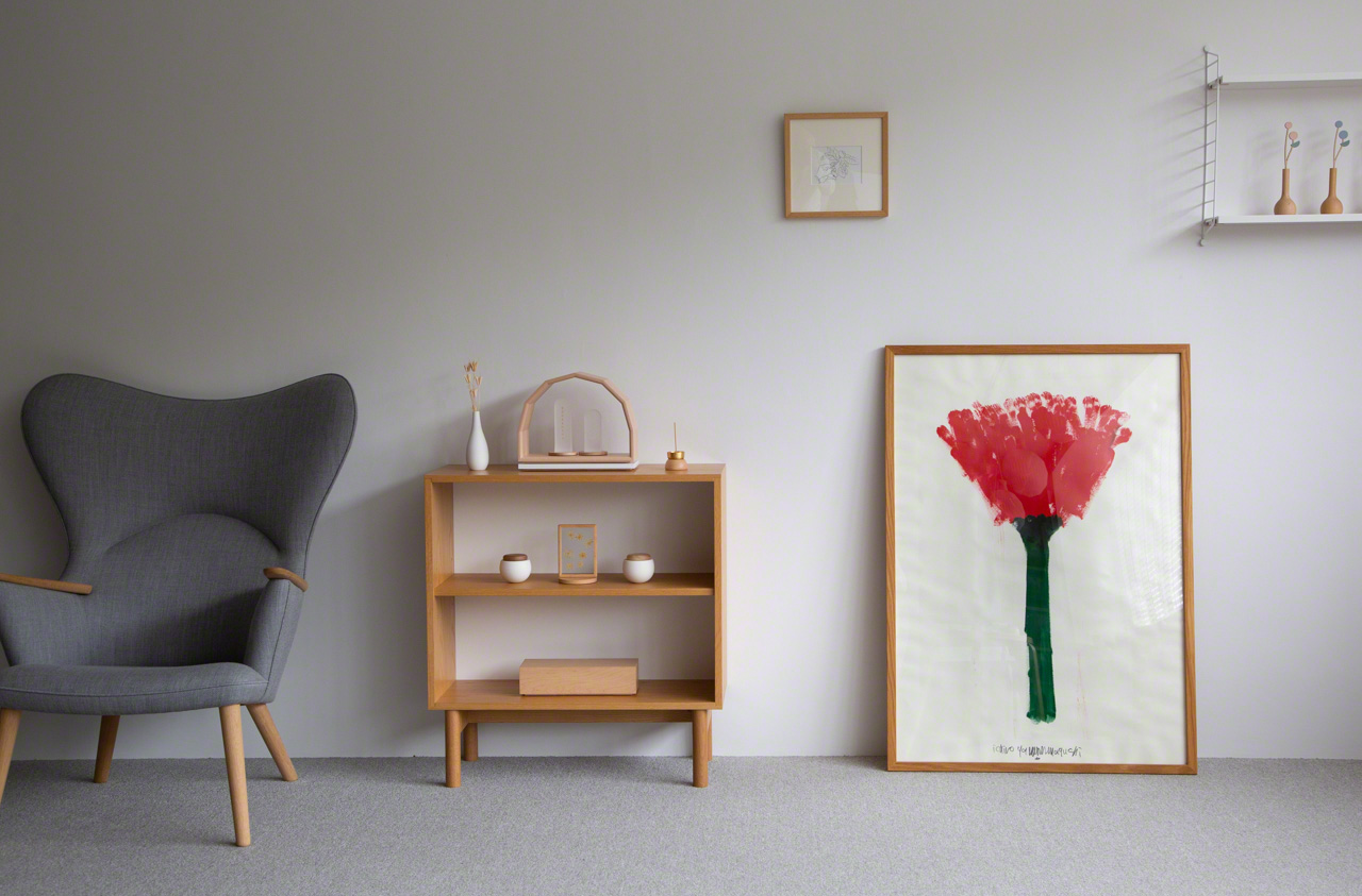 Les chaises de la salle d'exposition d'Inblooms ont été créées par le designer danois Hans J. Wegner.