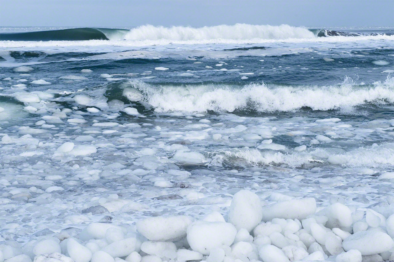 La banquise dérivante est battue par les vagues avant d’atteindre les rives. (© Mizukoshi Takeshi)