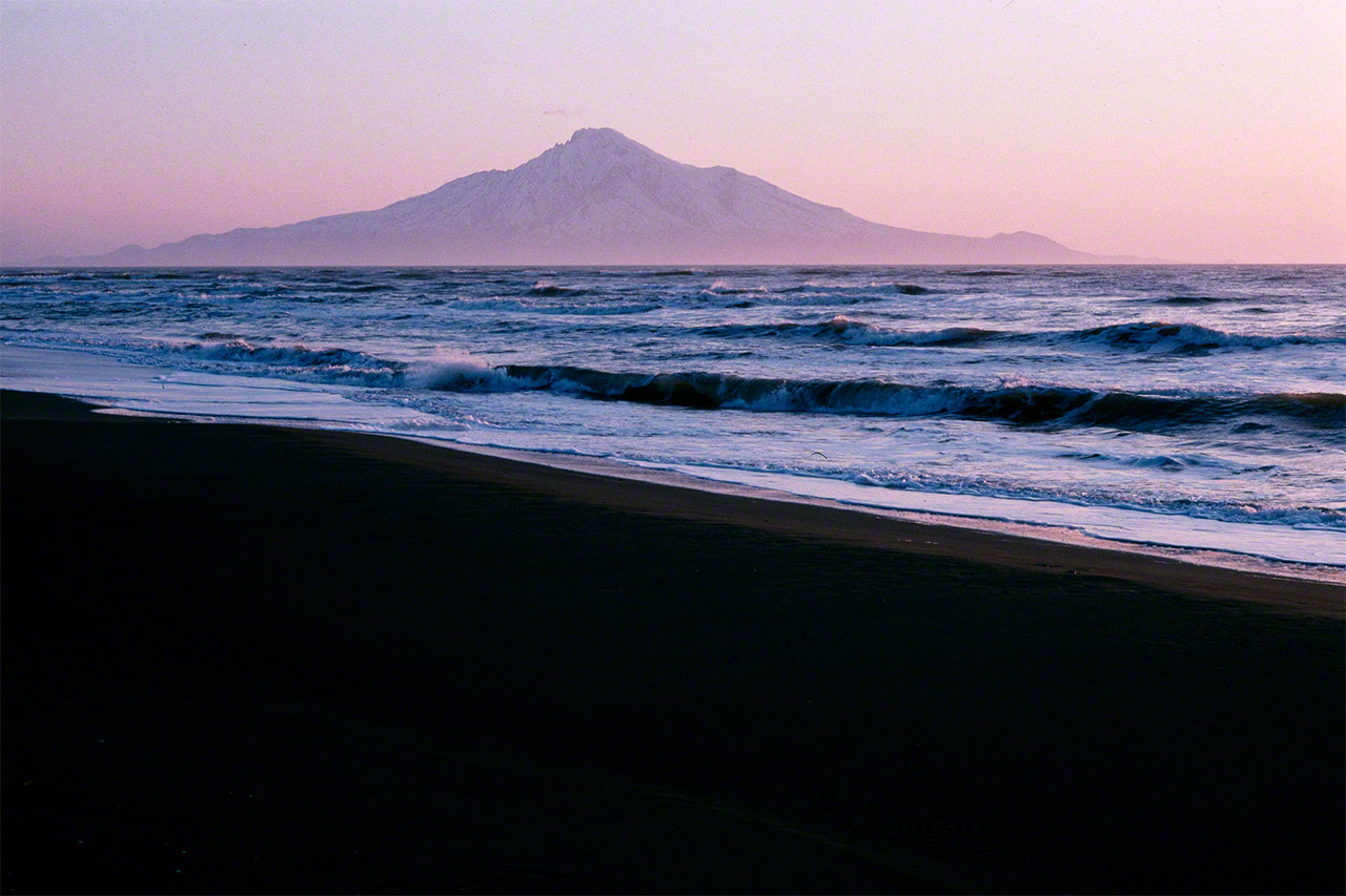 Le mont Rishiri, sur l’île du même nom, vu à travers la mer du Japon depuis la côte du marais Sarobetsu. (© Mizukoshi Takeshi)