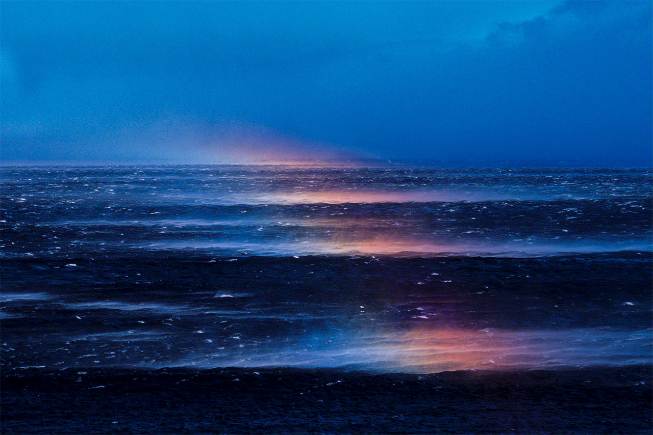 Les embruns marins, soulevés par des vents violents, créent un arc-en-ciel sur la mer d’Okhotsk. (© Mizukoshi Takeshi)