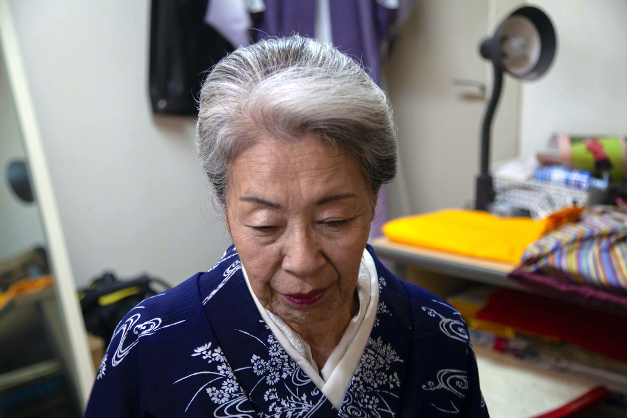 Les cheveux coiffés et le maquillage terminé, Hiroko pense au fait que cette photographie sera utilisée lors de ses obsèques.