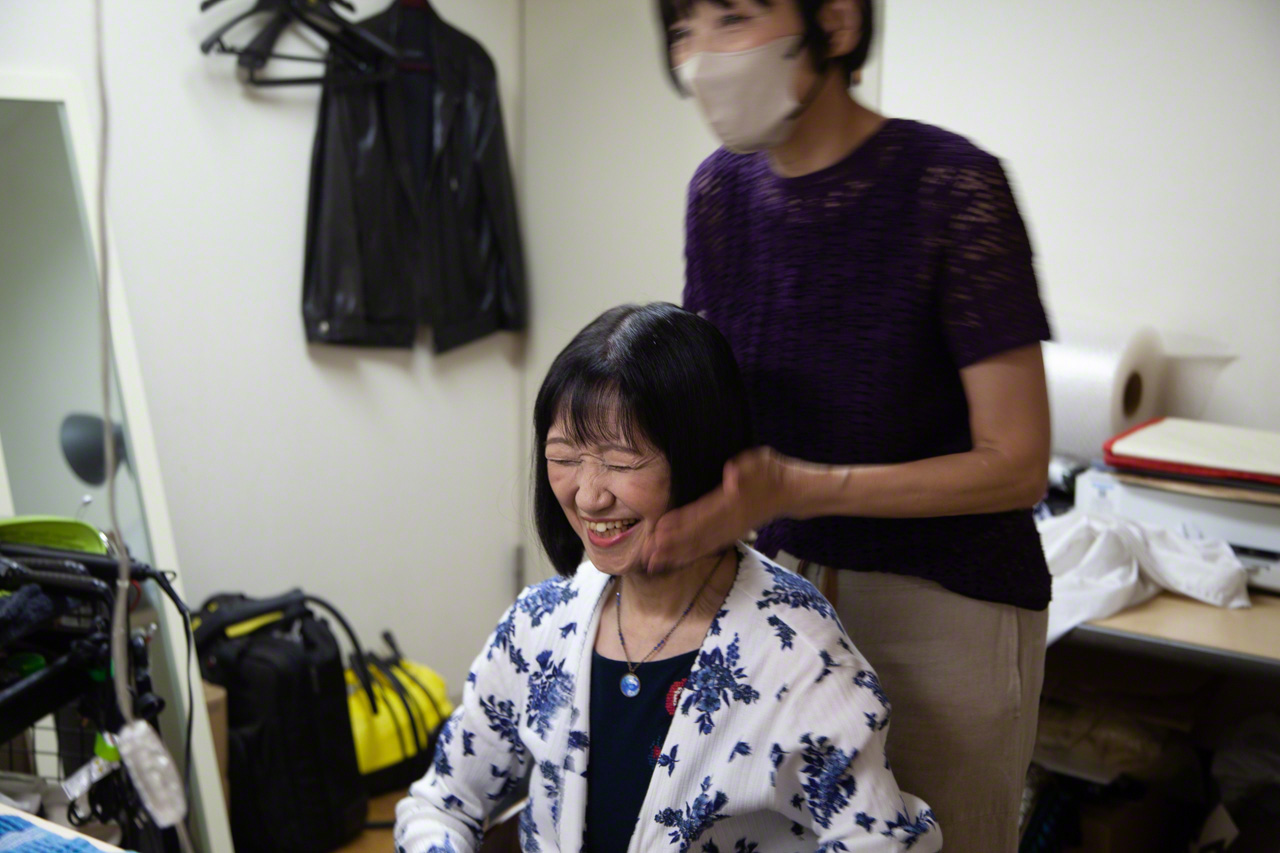 Kaoruko apprécie particulièrement le maquillage, qui lui donne la sensation d’être choyée comme une princesse.