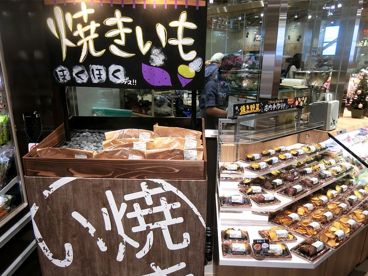Des patates douces yaki-imo fraichement rôties dans un supermarché. (Avec l’aimable autorisation de la chaîne de magasins Summit)