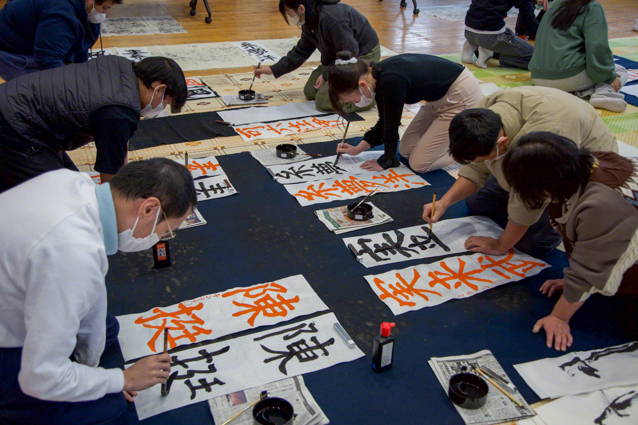 Des élèves pratiquant la calligraphie du Nouvel An