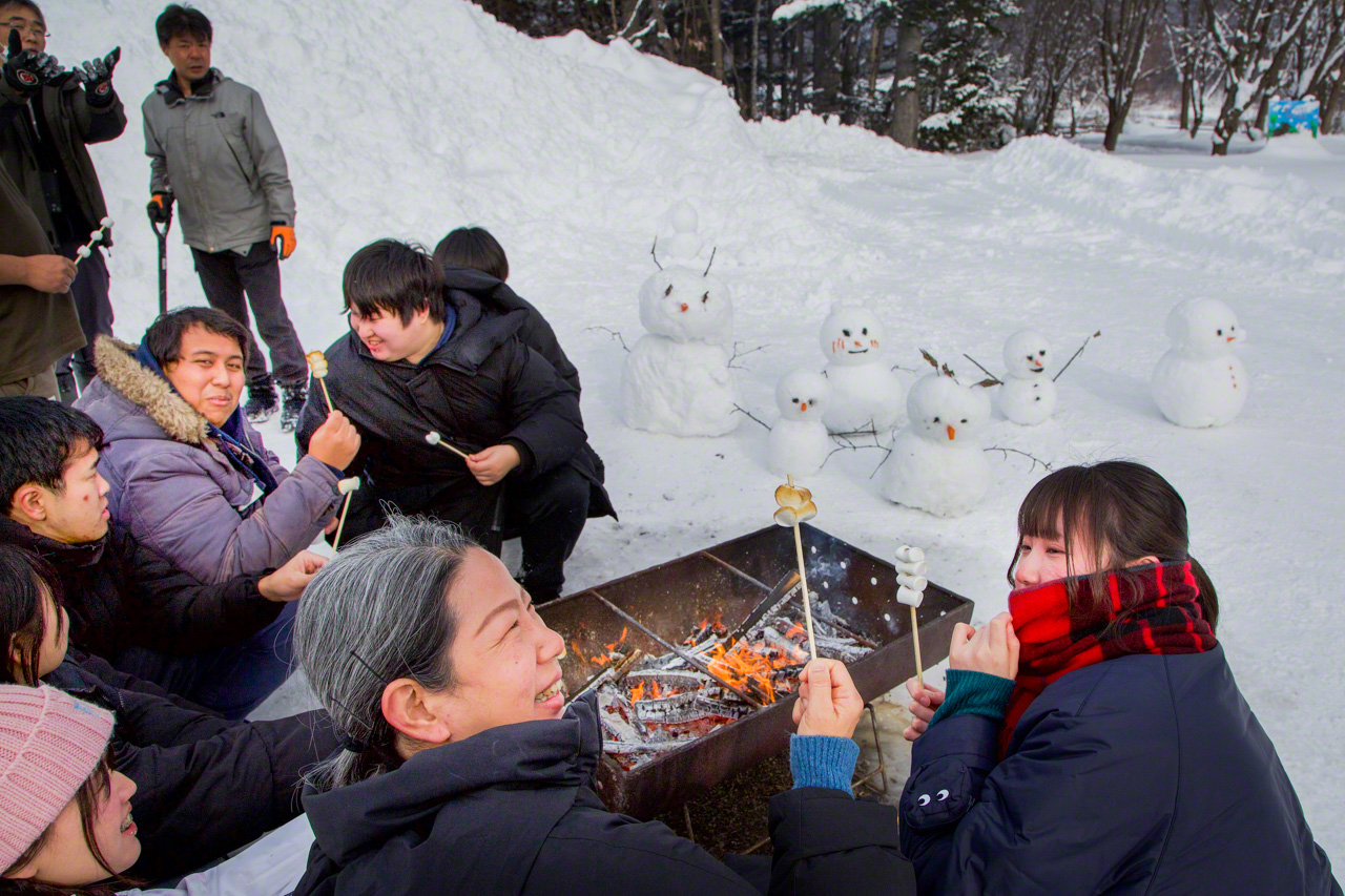Les étudiants internationaux d’Asie du Sud-Est fabriquant des bonhommes de neige et grillant des marshmallows.