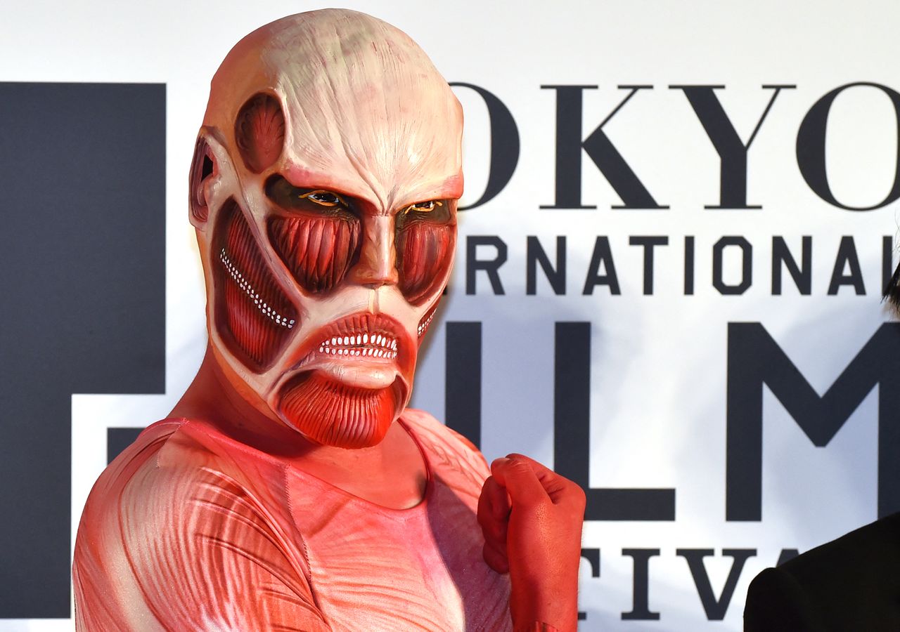 L’Attaque des Titans a défilé sur le tapis rouge lors de la cérémonie d’ouverture du 27ème Festival international du film de Tokyo, le 23 octobre 2014. (AFP / Jiji)