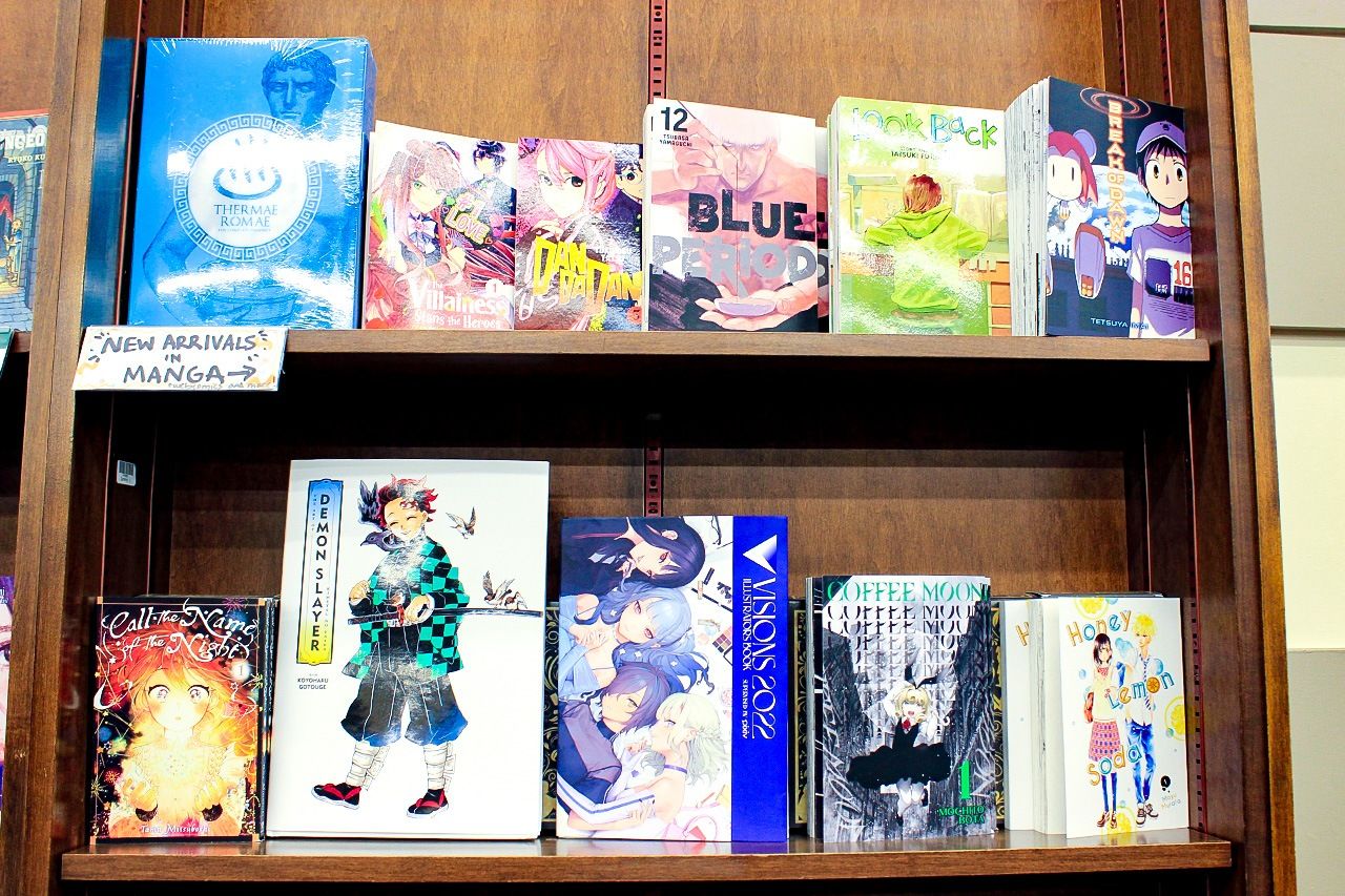 Titres de mangas japonais en rayon dans une librairie américaine (Pixta)