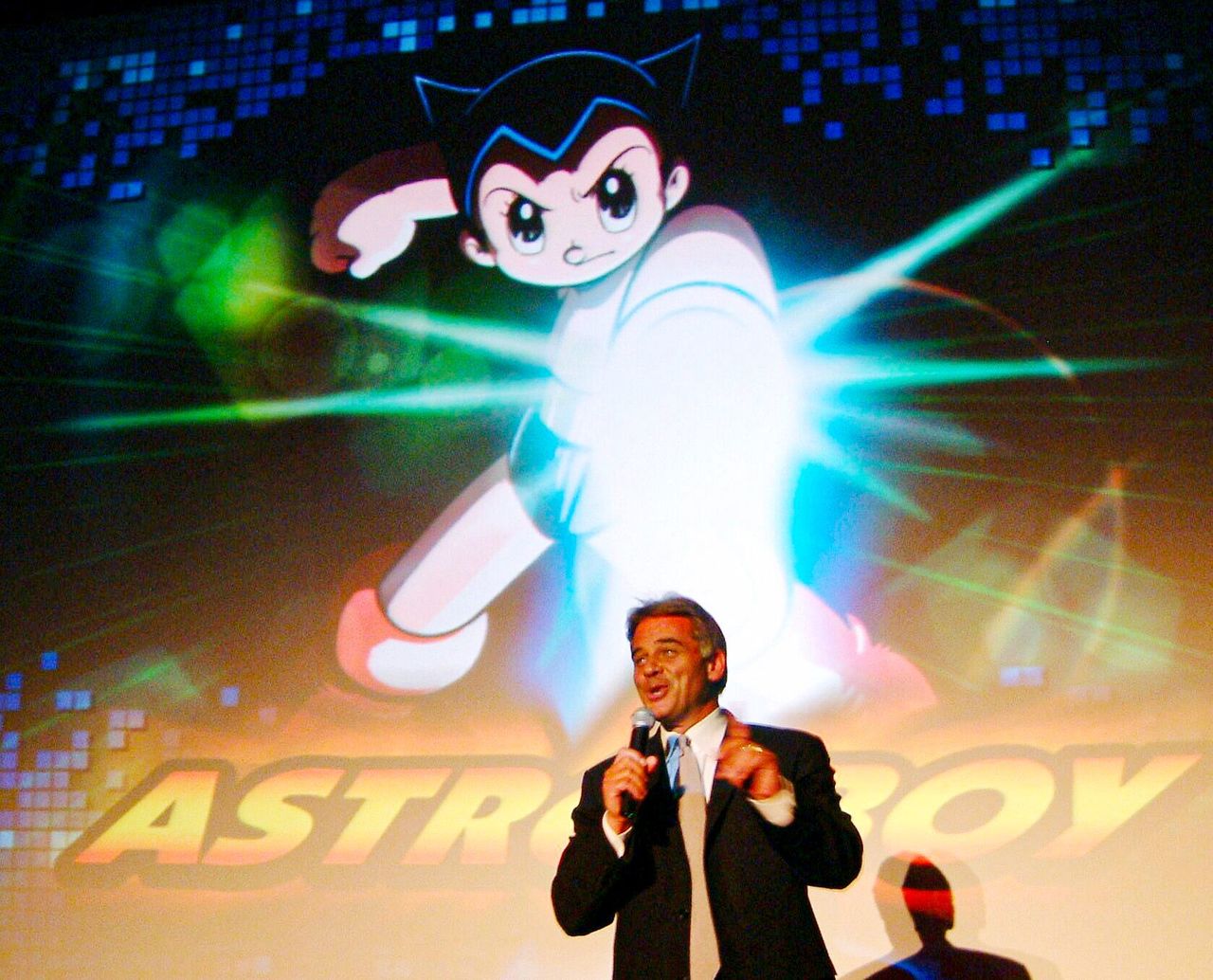 Cérémonie de 2003 marquant le retour d’Astro Boy aux États-Unis, 40 ans après sa première diffusion, ce qui coïncide avec la première édition officielle du manga dans le pays. (Jiji)