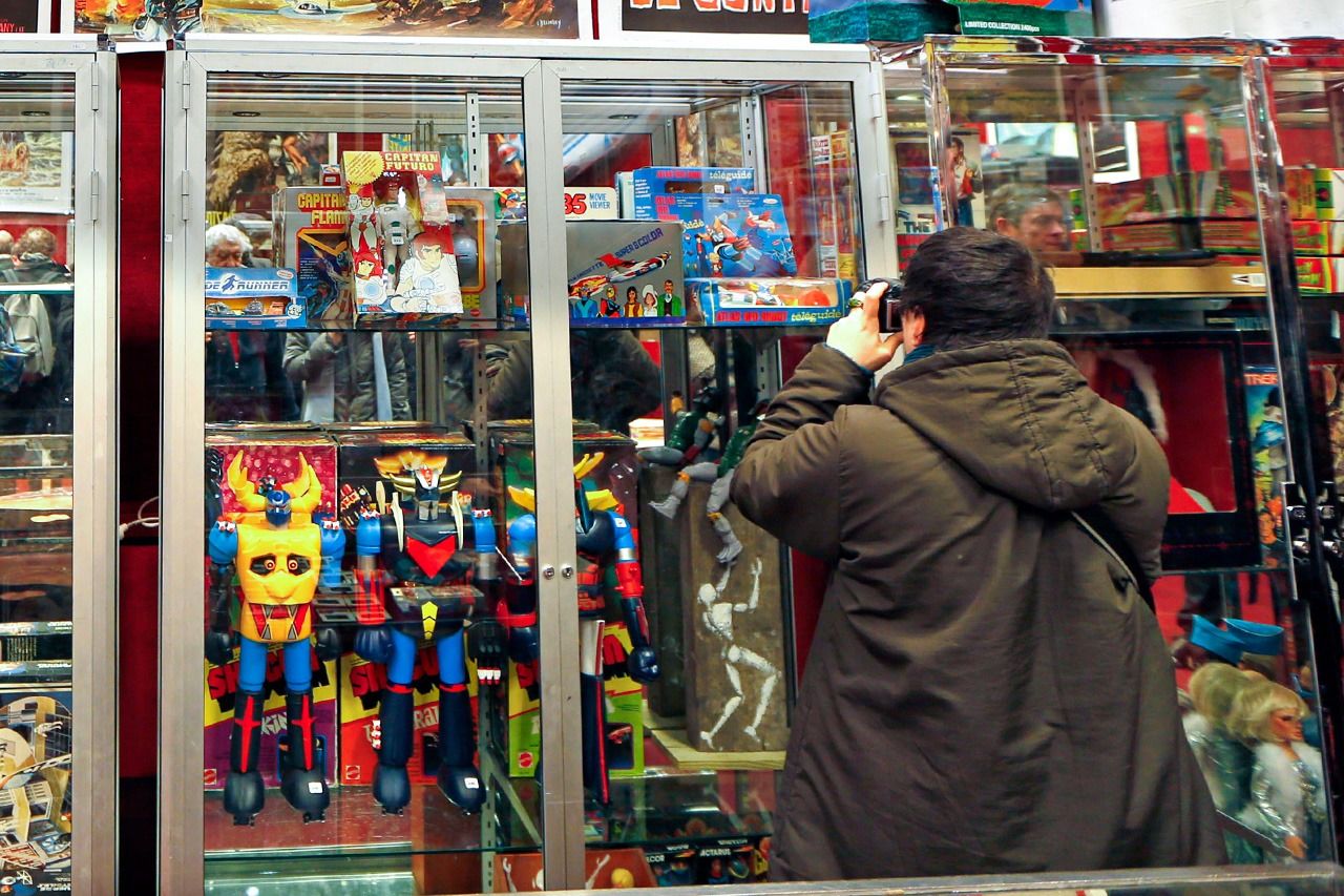 Jouets d’animes de robots présentés lors d’une vente aux enchères à Paris en 2013, incluant des objets liés à UFO Robot Grendizer, alias Goldorak. (Reuters / Charles Platiau) .