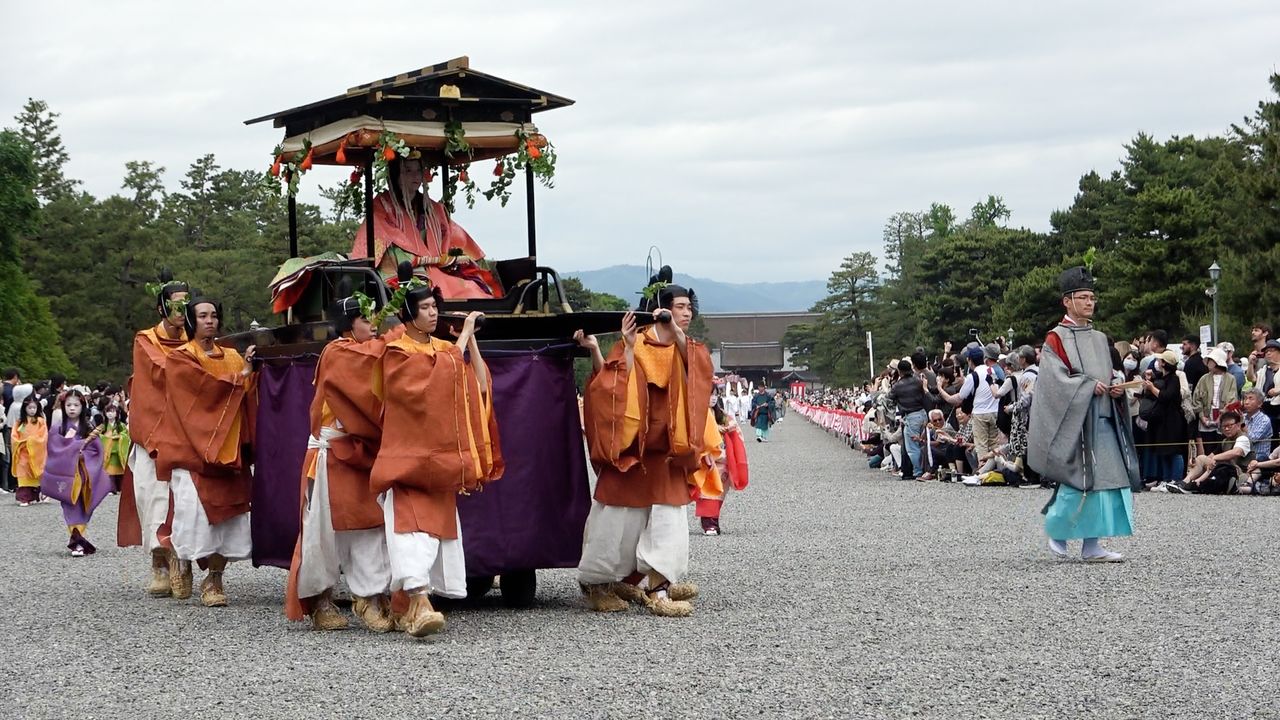 [Vidéo] Parade de sompteux costumes lors du grand festival Aoi de Kyoto