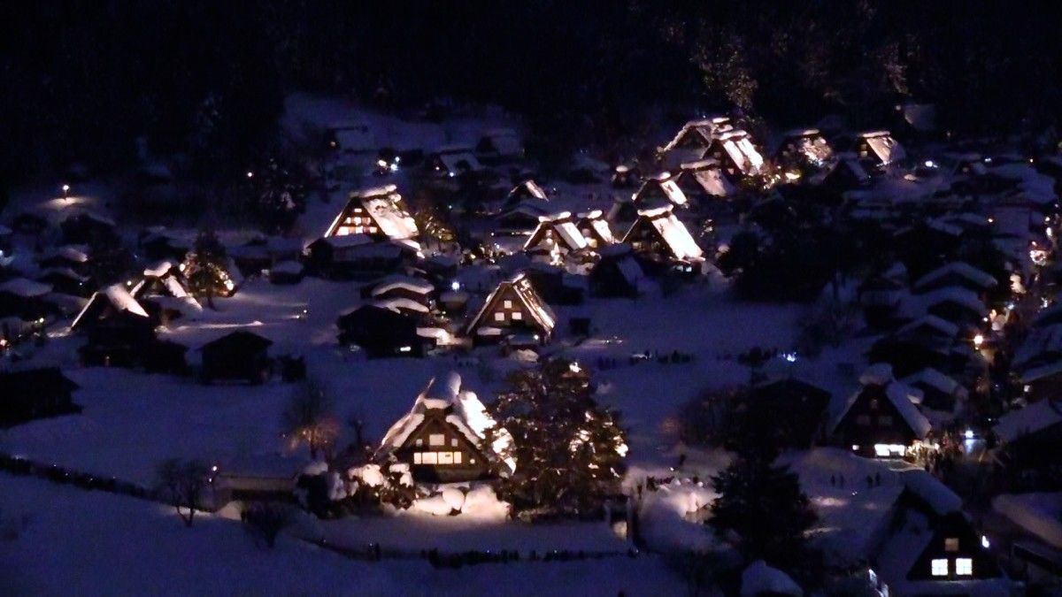 [Vidéo] Le village enneigé de Shirakawa-gô s’illumine pour l’hiver