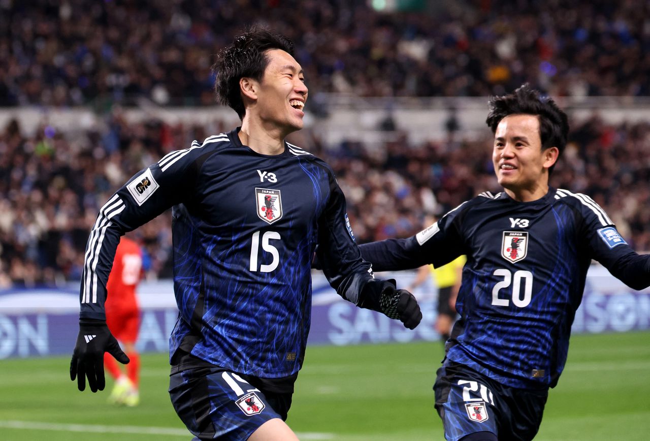 Kamada Daichi (à gauche) célèbrant le premier but du match contre Bahreïn avec Kubo Takefusa. (Reuters)