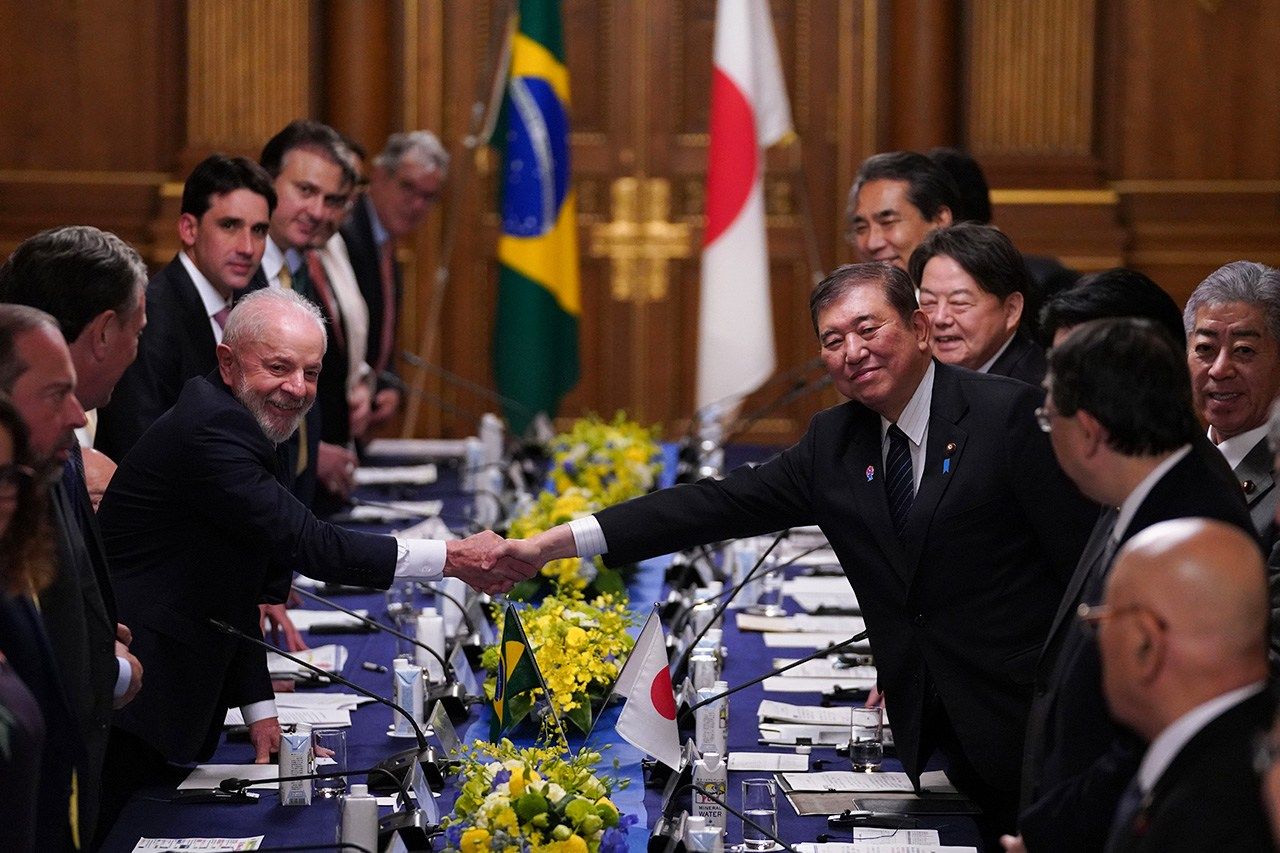 Le Premier ministre Ishiba (à droite) et le président Lula se serrant la main lors d'un sommet à Tokyo, le 26 mars 2025. (Photo de groupe ; Zuma Press Wire)
