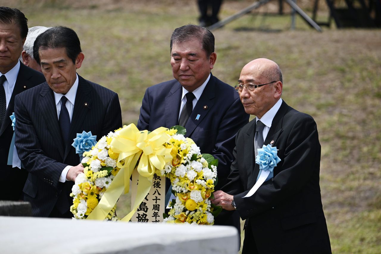 Le Premier ministre Ishiba (au centre) offrant des fleurs lors de la cérémonie commémorative conjointe à Iwo Jima. (Jiji Press)