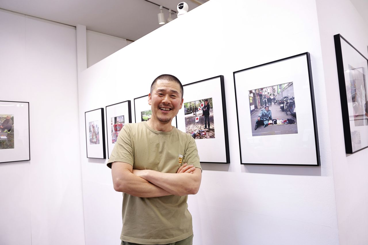 Yang Seung-Woo lors de l'exposition de sa série intitulée « Bagage » (Nimotsu).