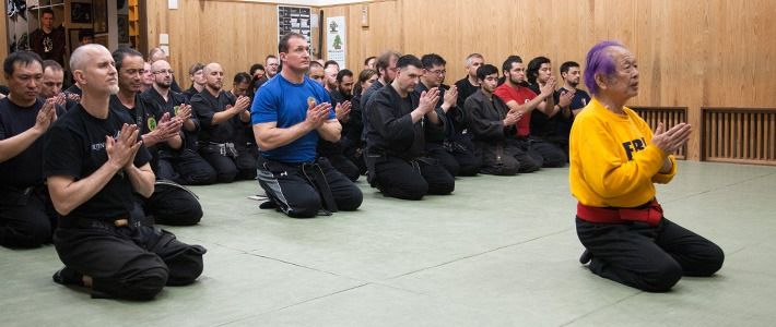 L'homme De Ninja, établit La Technique Des Coups De Pied Avec Un