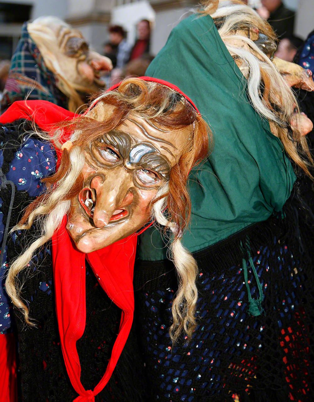 德國狂歡節上的「鬼」。身著傳統服裝、頭戴假面的人們在街上遊行