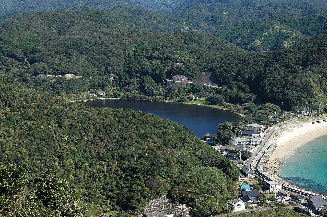 天草大蛇池（中央）與海岸（右）幾乎鄰接。（熊本縣天草市文化課提供）