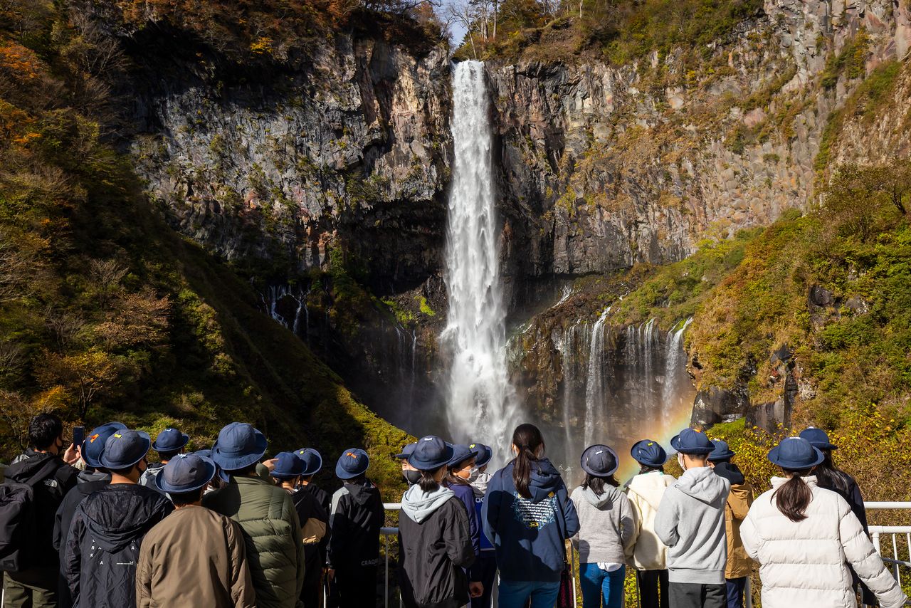 日本三名瀑・日光「華厳の滝」：大迫力の展望台へ向かう「華厳滝