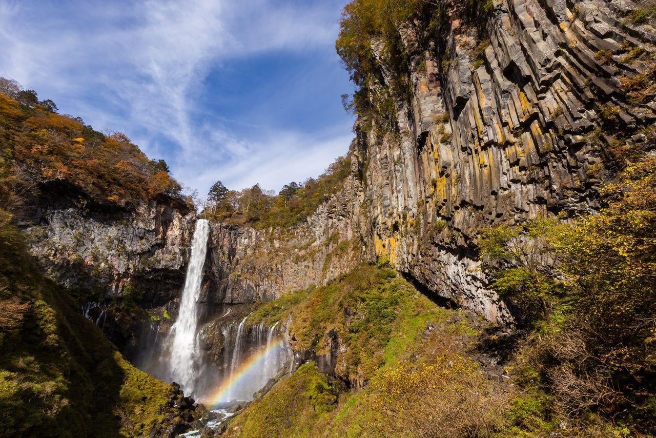 日本三名瀑・日光「華厳の滝」：大迫力の展望台へ向かう「華厳滝