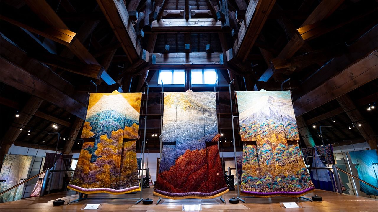 富士山を一望する久保田一竹美術館：絢爛な着物の世界 | nippon.com