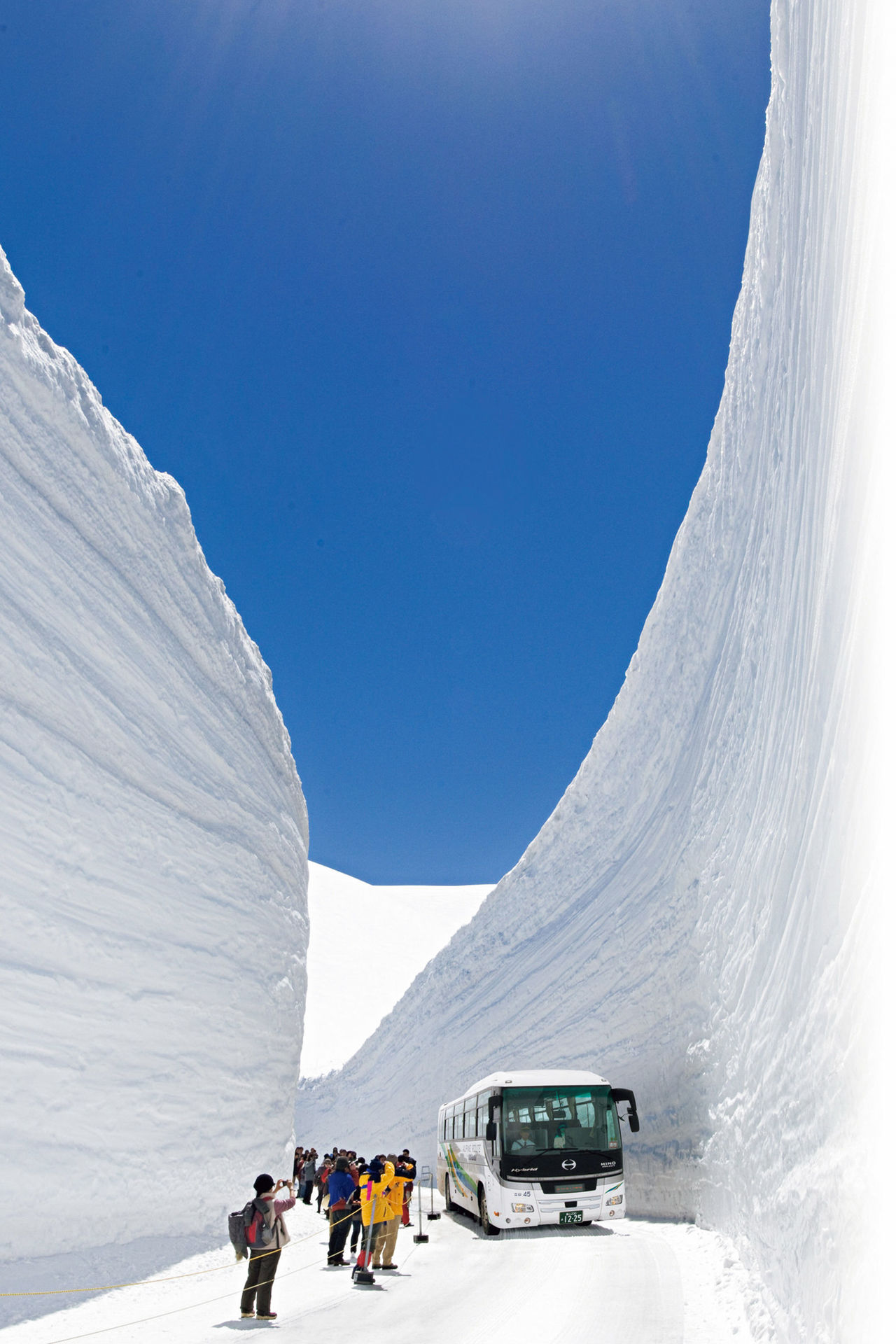 間近で体感できる巨大な雪壁「雪の大谷」：富山の自然・景観スポット（10） | nippon.com