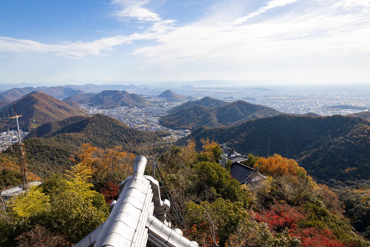 織田信長が天下を望んだ「岐阜城」：金華山の頂に立つ天守や麓の居館跡、城下町を巡る | nippon.com