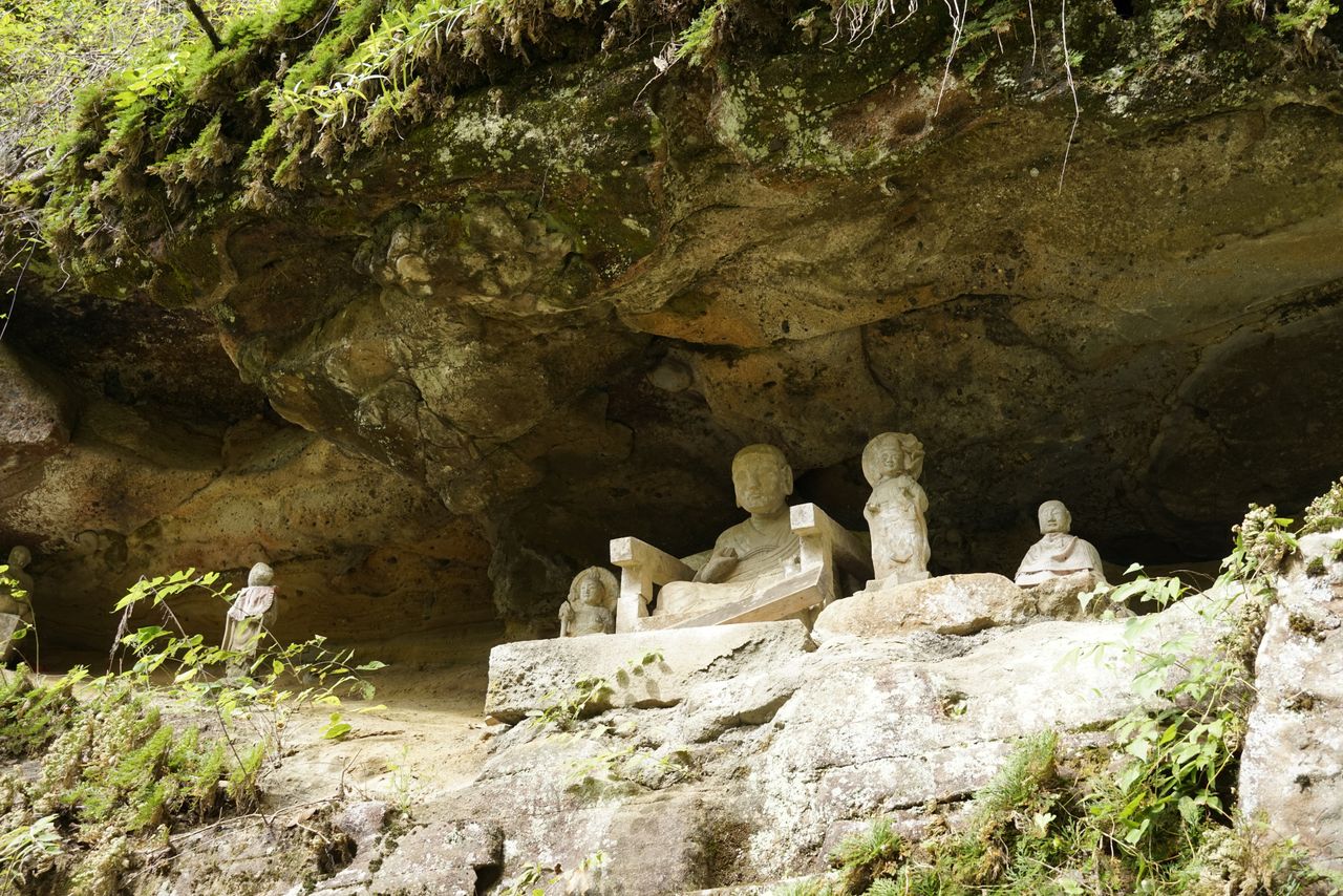 磨崖仏を彫ったと伝わる弘法大師の像 撮影=大坂 寛