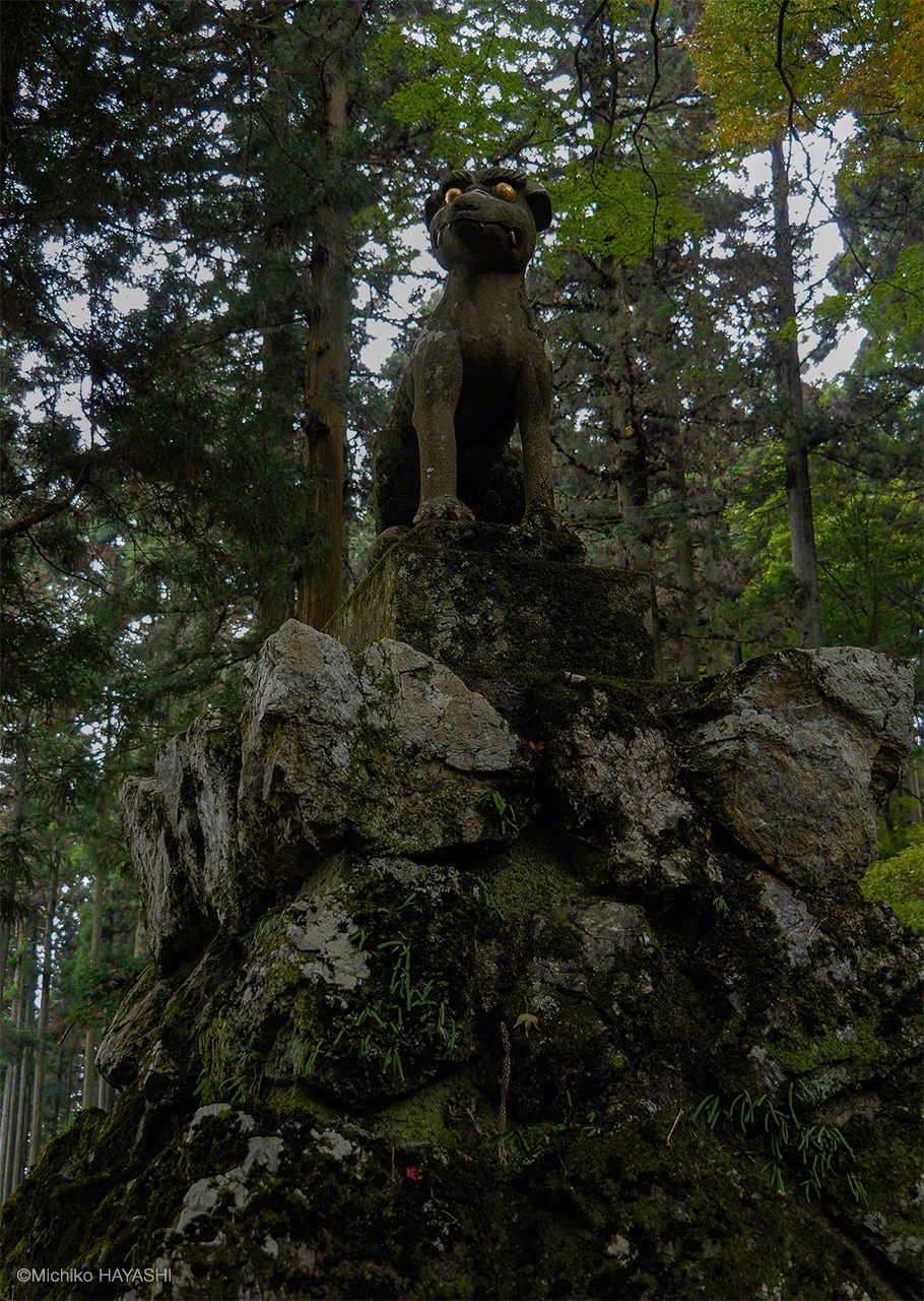 城峯神社のオオカミの石像