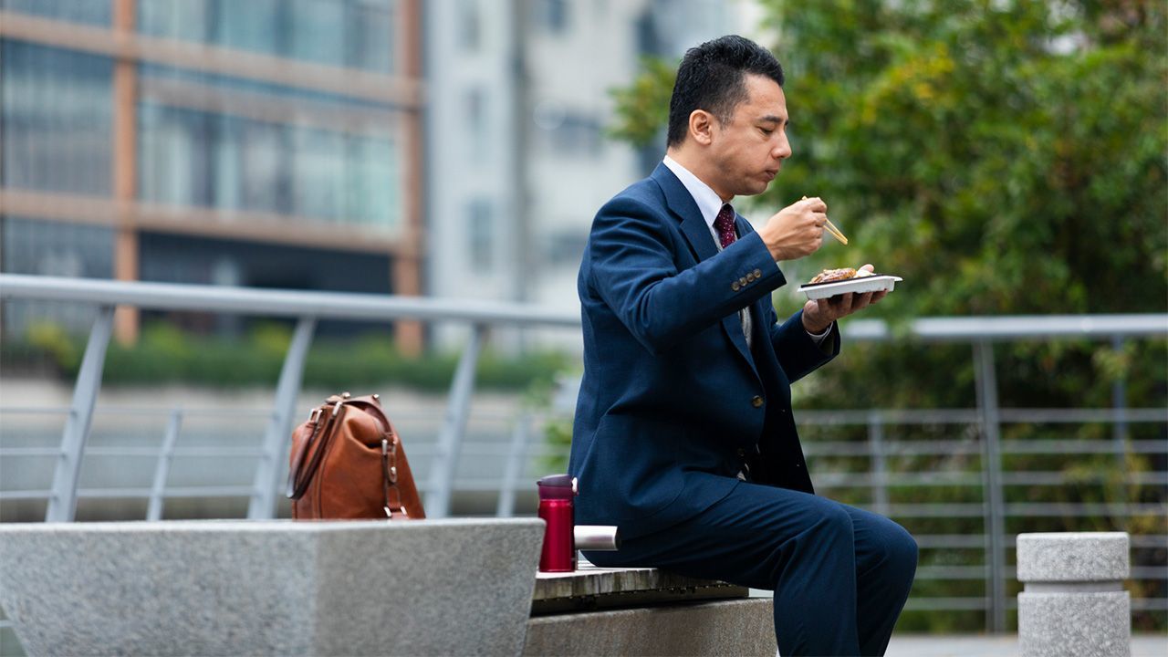 サラリーマンのランチ555円 新生銀調査 小遣い減で節約モード Nippon Com