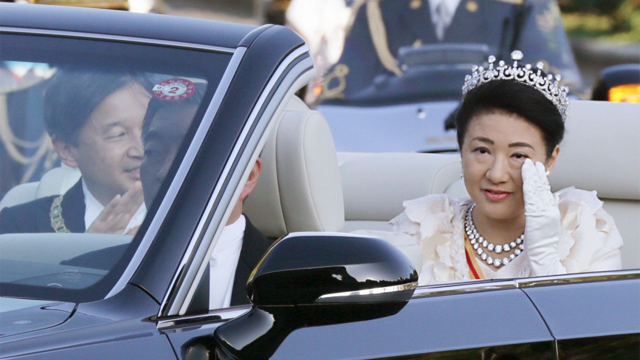 皇后雅子さまの頑張りに国民が声援：即位パレード中に起きた回復を裏付ける光景