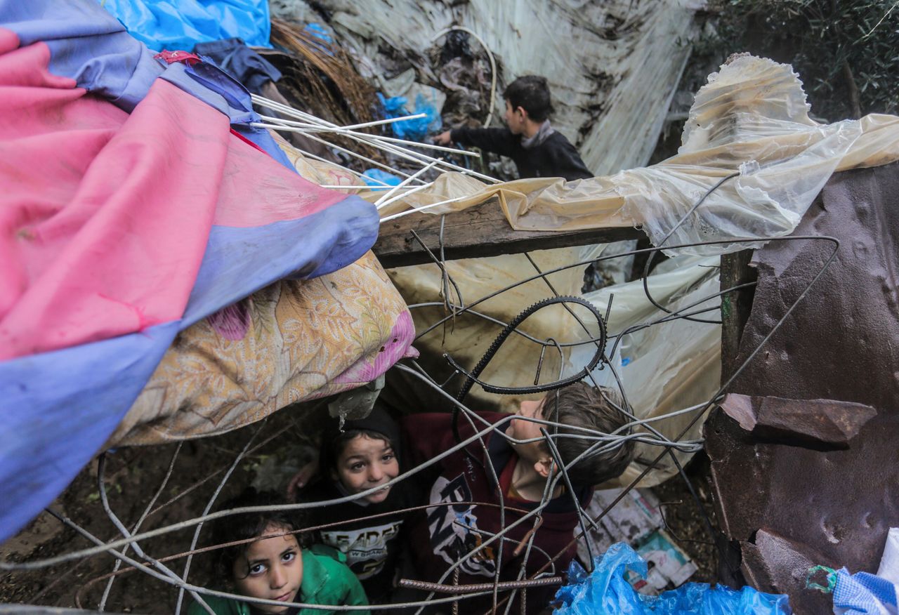 ガザ地区北部の仮設住宅に暮らすパレスチナ難民の子供たち。2022年12月26日撮影（Photo by Mahmoud Issa/SOPA Images/LightRocket via Getty Images）