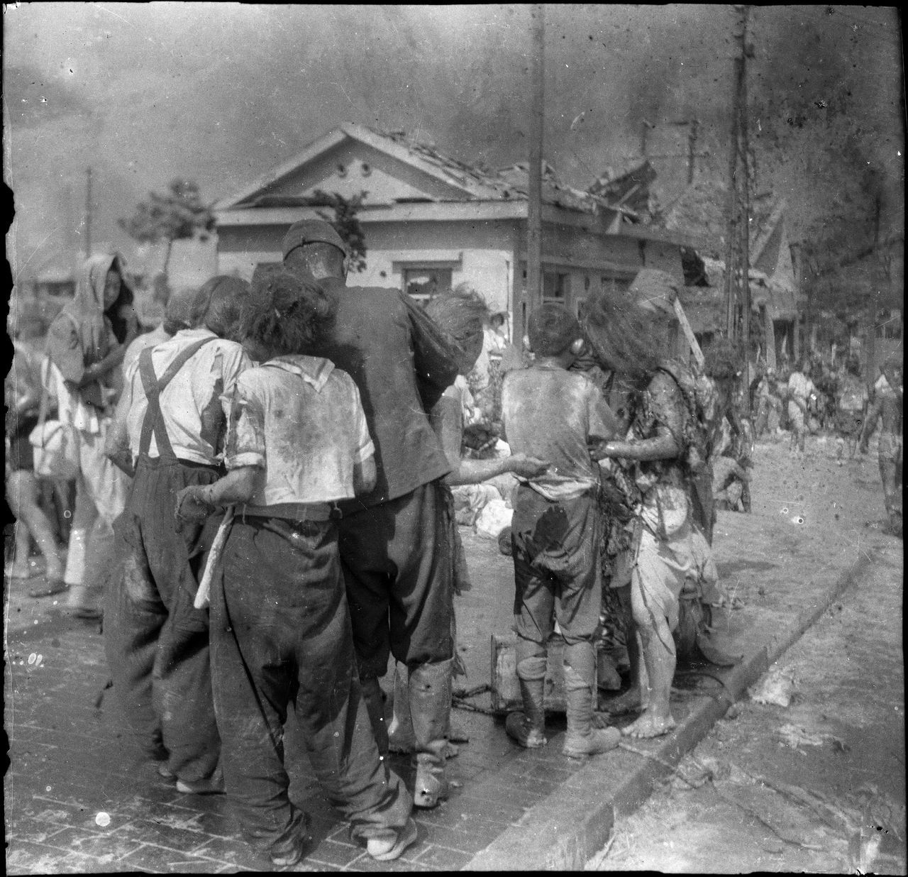 1945年8月6日、松重美人さんが爆心地から約2.2キロの御幸橋西詰めで撮影した市民の惨状。この日夕方までに5枚を撮影した（中国新聞社所有・日本写真保存センター所蔵）