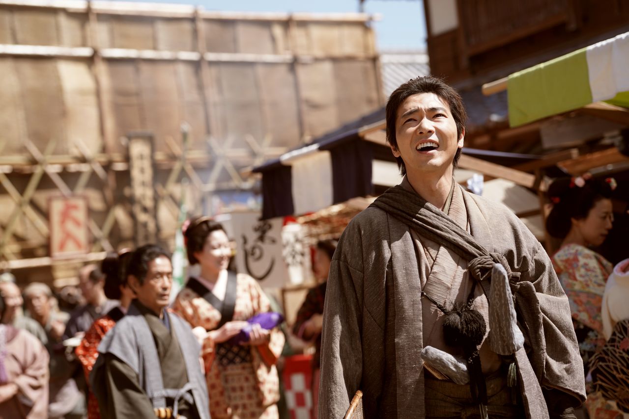 映画『木挽町のあだ討ち』。主人公・加瀬総一郎(柄本佑)が美濃遠山藩から江戸・木挽町へとやってきた ©2026「木挽町のあだ討ち」製作委員会 ©2023 永井紗耶子/新潮社